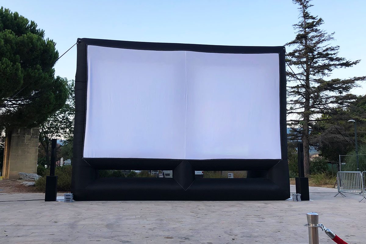 Projection de film en vidéo sur écran géant gonflable