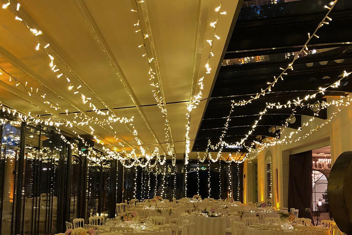 Mise en place de plafond lumineux pour éclairage de repas mariage